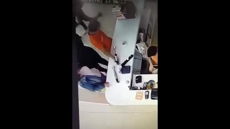 Продавец консультант магазина dns демонстрируя работу блендера засунул в него палец