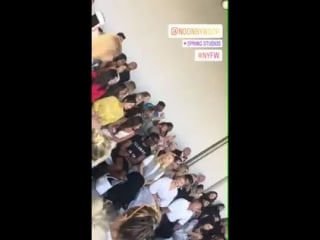 Tão lindas crystal reed hoje assistindo ao desfile da fashion week 2018 em nova york no ig story da jocelynmak