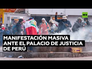 Manifestación masiva ante el palacio de justicia de perú exige la renuncia del gobierno interino