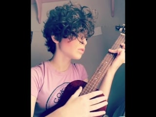 Девушка прекрасно поет и играет на укулеле