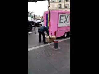 Le gnral honteux! histoire de dingue carole est bloque dans sa camionnette par la police a passe paris 120 rue de lyon, elle