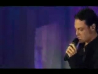 Tiziano ferro la tua vita non passerà / il sole esiste per tutti (live)