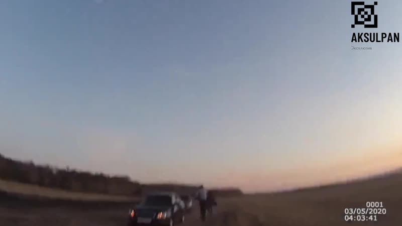 Молодые гопники отбили пьяного папашу у полицейского (видео)