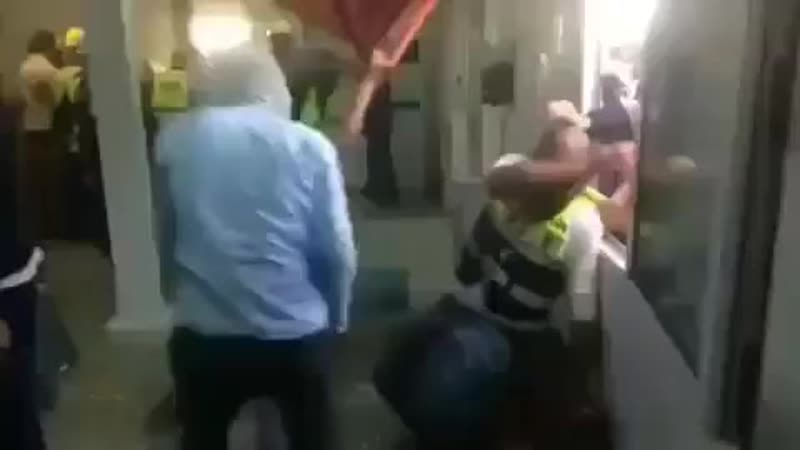 Атырауда қазақ жігіттері арабтарды соққыға жықты қазақ қызының намысын таптағаны үшін!