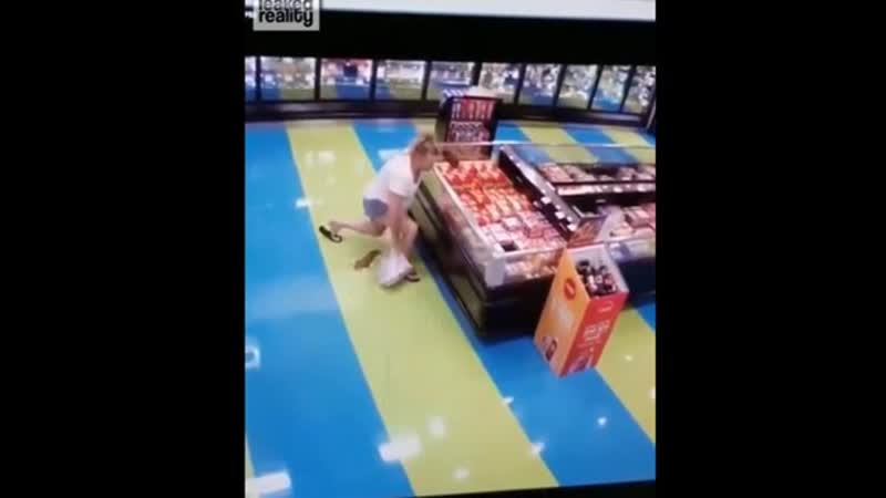 Отложила личинку в магазине