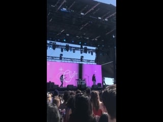 Clairo flaming hot cheetos (live at blurry vision)