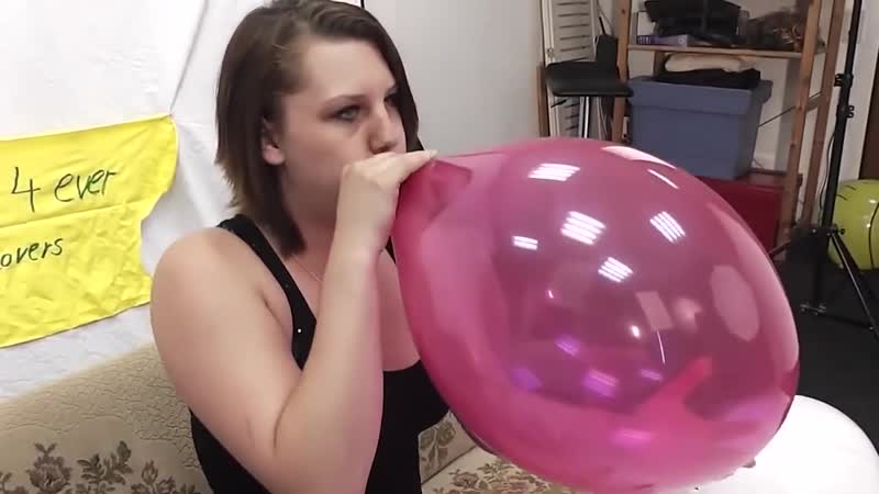 Няшка луняшка лопает шарики #кавай