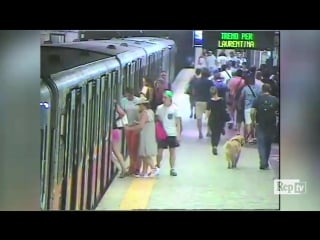 Roma, donna incastrata nelle porte della metro׃ ecco le immagini dellincidente