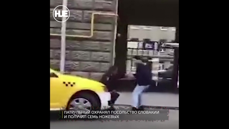 В центре москвы неадекват бросился на полицейского с ножом