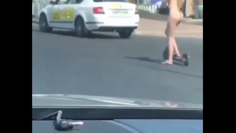 Красивая девушка в сочи на самокате