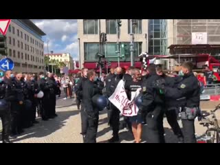 Friedlicher demonstrant vor russischer botschaft abgeführt