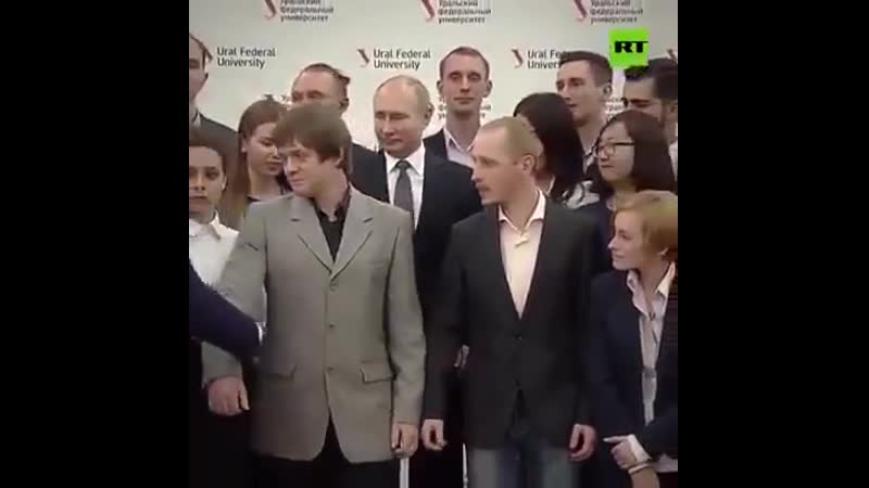 Мужик за 5 секунд показав путіну тим, ким він є насправді дрібним х@йлом, якого влаштовують потьомкінські села, оточуючи карли