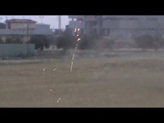 Боевики дают трассирующие очереди, сирия