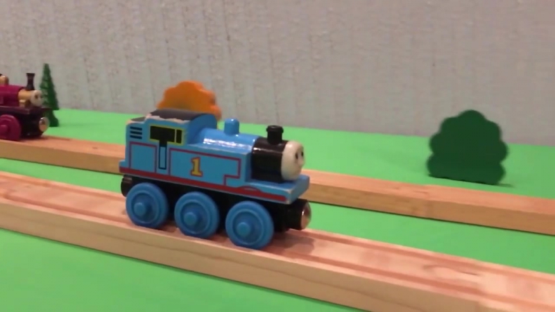 Паровозик томас выполняет «безумные» трюки на железной дороге