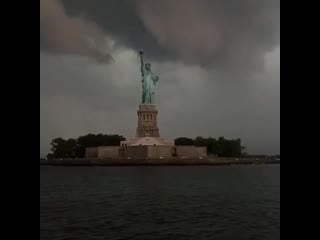 Tormentas en la gran manzana ️ storms in the big amazing capture of a lightning near the statue of liberty