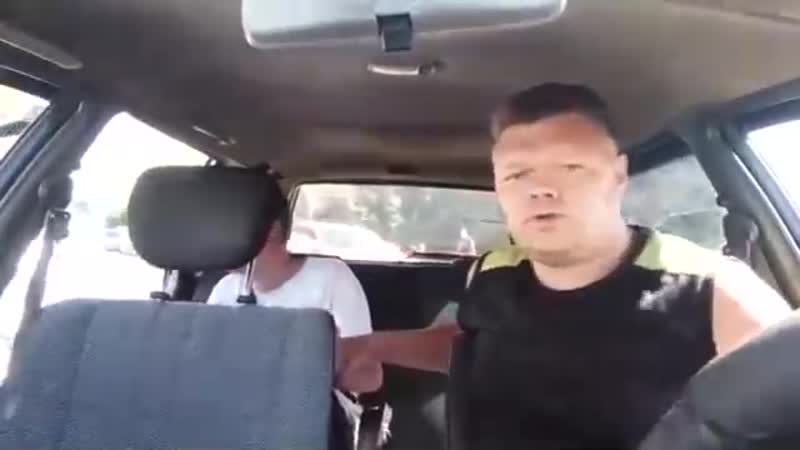 Ебнутый таксист угрожает молодые парня из за 12рублей