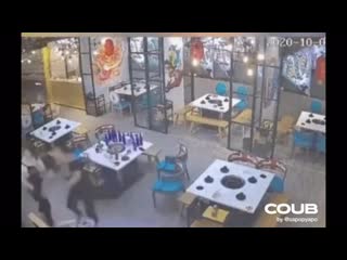 Кореянка даёт отпор двум парням