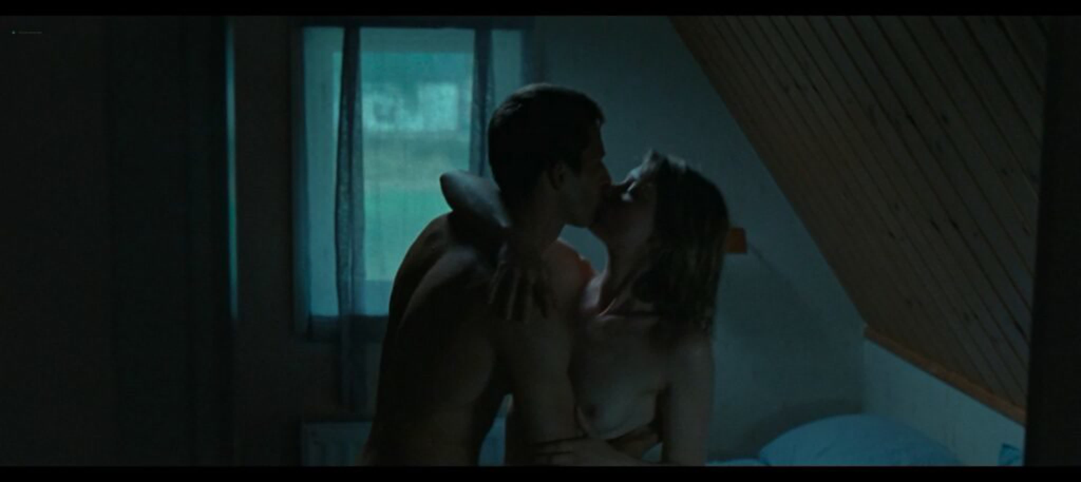 Ауыл моншасындағы әйел мен еркек, эротика Теледидардан порно көру