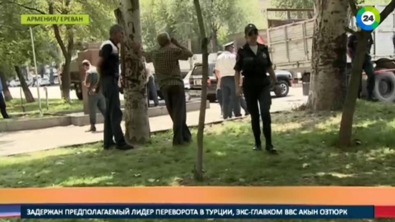 Захватчики в ереване удерживают полицейских в заложниках