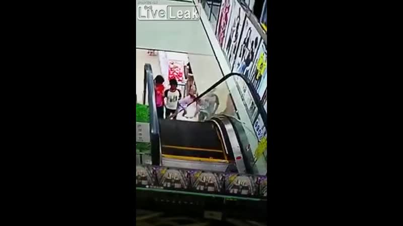 Глупышка решила посмотреть вниз, но её голова застряла между стеной и эскалатором