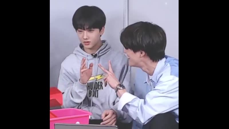 Happy one year to jeno pulling the ‘scissor hands’ on jisung instead of high fiving him