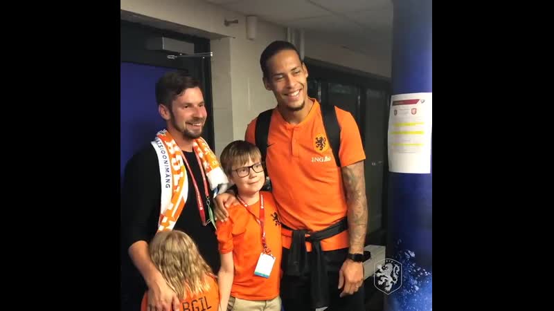 Van porn video – Virgil van dijk was signing autographs and this girl was so nervous she couldn't even turn to face him 😂