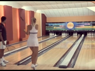 Пришла в боулинг со своим