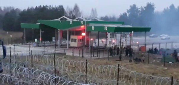 У погранперехода брузги разбит новый палаточный лагерь мигрантов