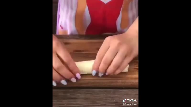 Это очень усно трубочки в кляре с сыром, чеснок, яйцами и зелёным луком 😍