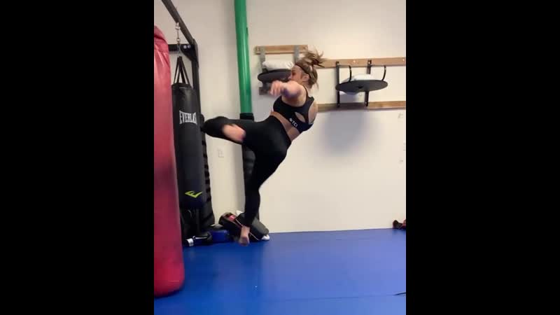 Пейдж ванзант крутит вертушки со сломанной рукой