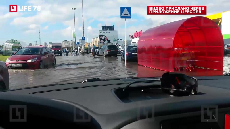 Ливень затопил дороги и паркои в петербурге