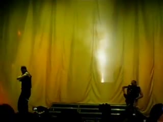 Rihanna intro / pon de replay (zenith, paris, 11 11 2007)