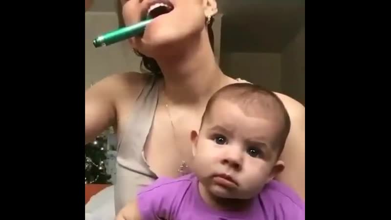 Помогает любимой мамочке краситься