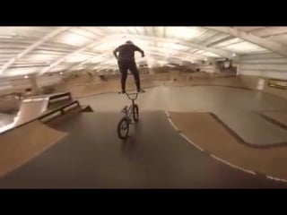 Рулит стоя на руле