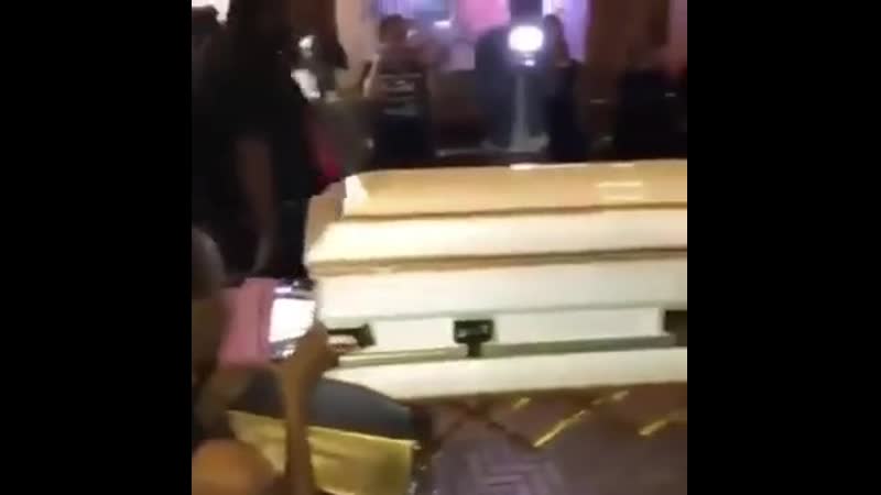 Невеста на свою свадьбу приехала в гробу где то в мире