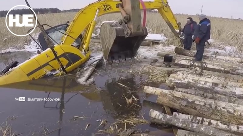В пензенской области достали экскаватор, утонувший в болоте прошлой осенью