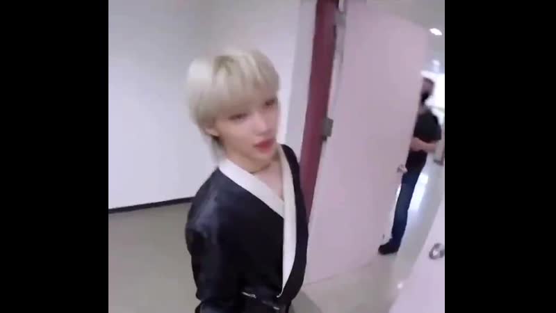 Felix cutely whining, 아니 changbin hyung said lets go eat together but why isnt he here yet 1, 2, 3! then giving up and saying,
