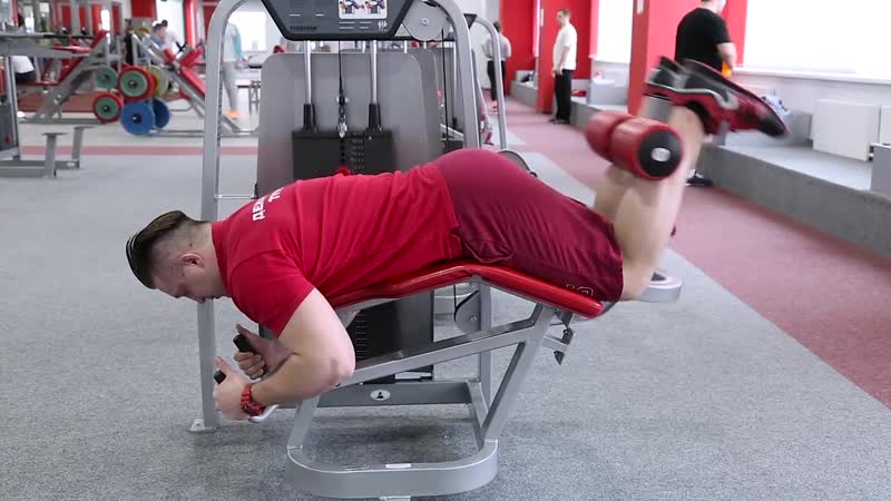 Сгибание ног лежа