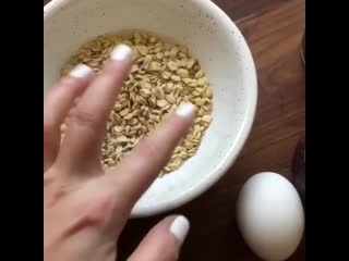 Овсянка с тунцом и яйцом пашот