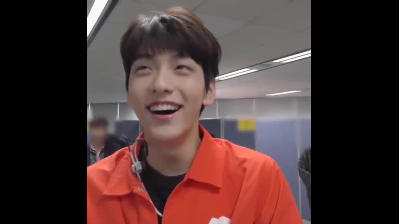 He really adores his hyung so damn much the corners of his lips kept raising up into a big smile 숩준 yeonjun soobin txt yeonb