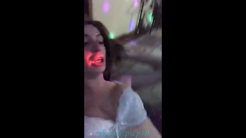 Сексуальная девушка с битой сняла майку и осталась общаться в лифчике periscope перископ