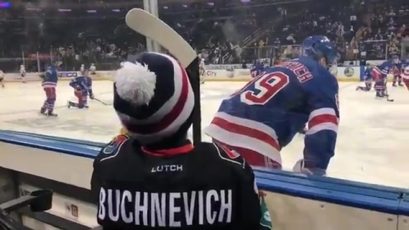 Российский хоккеист павел бучневич подарил свою клюшку юному болельщику эмоции мальчика просто мимими