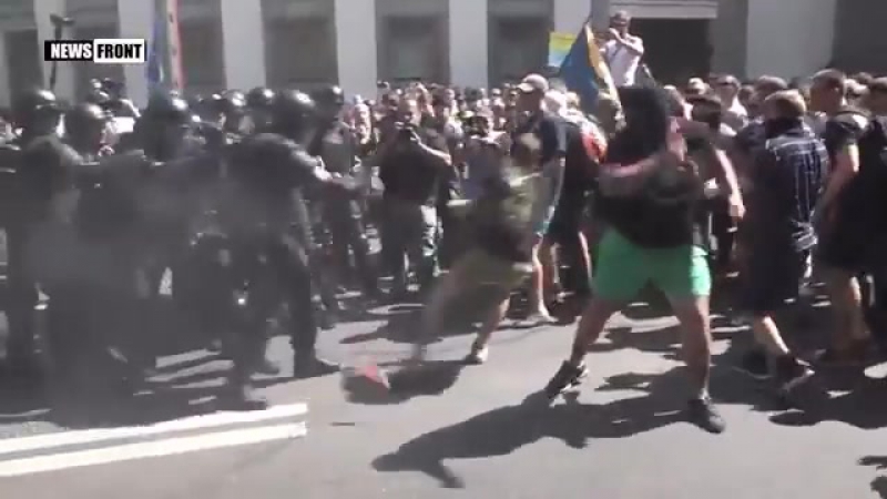 Столкновения радикалов с полицией в киеве {13/07/2017}