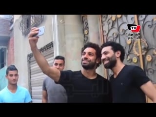 Mohamed salah lookalike greets fans in egypt!