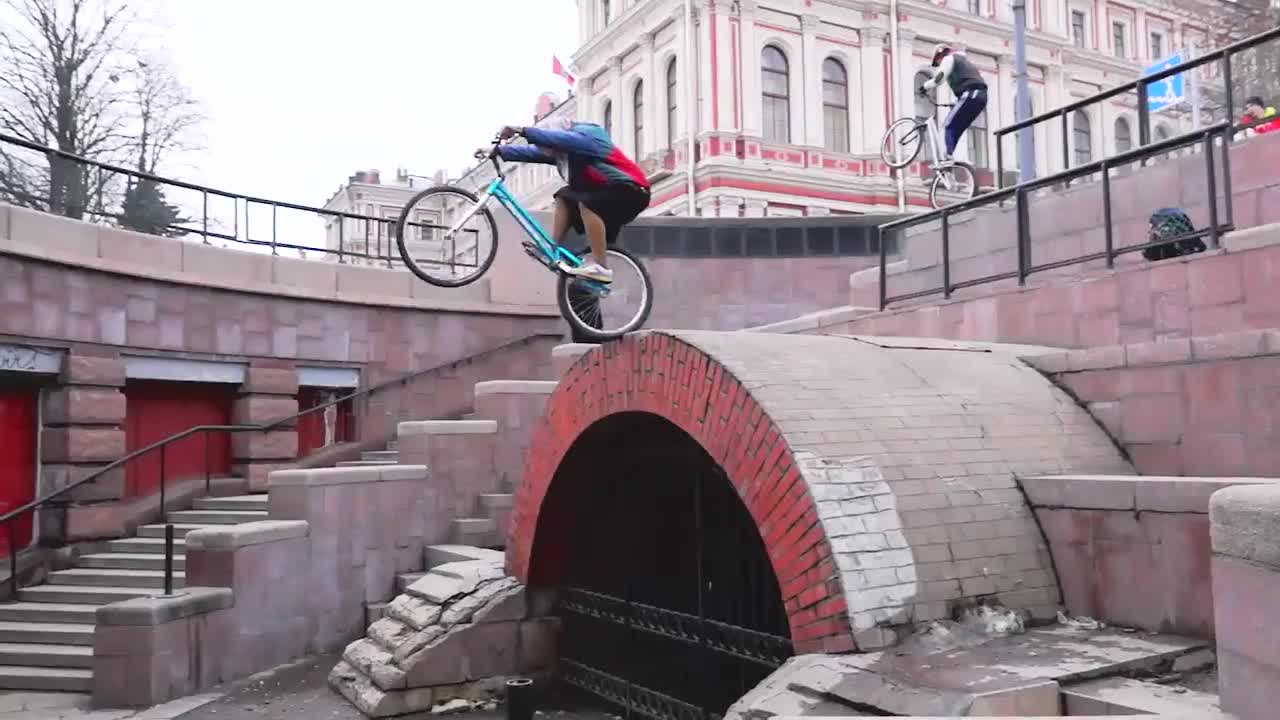 Бабушка на велосипеде (grandma on a bicycle)