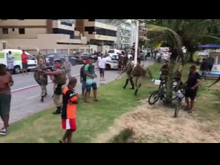 Chimpas apanham da policia na praia