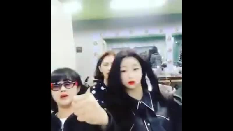 Seungeun and jungwoo dorking out with their manager unnie