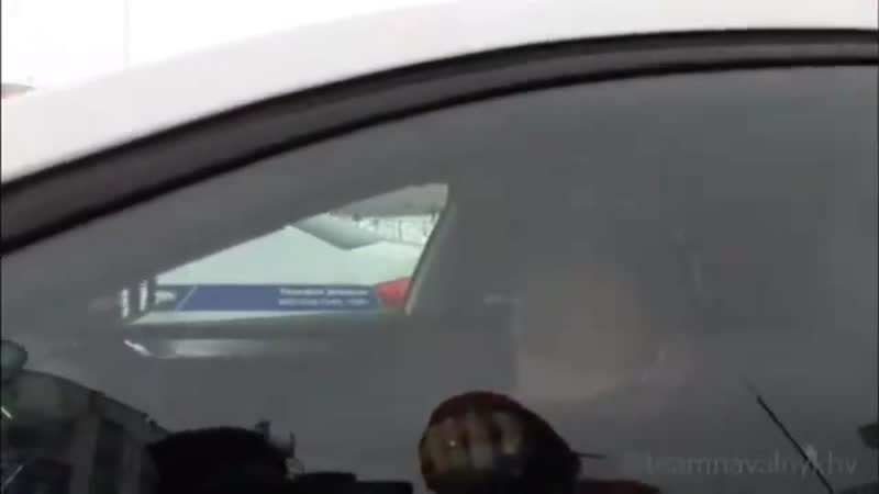 Полицай настолько опасается коронавируса, что даже в машине сидит в маске