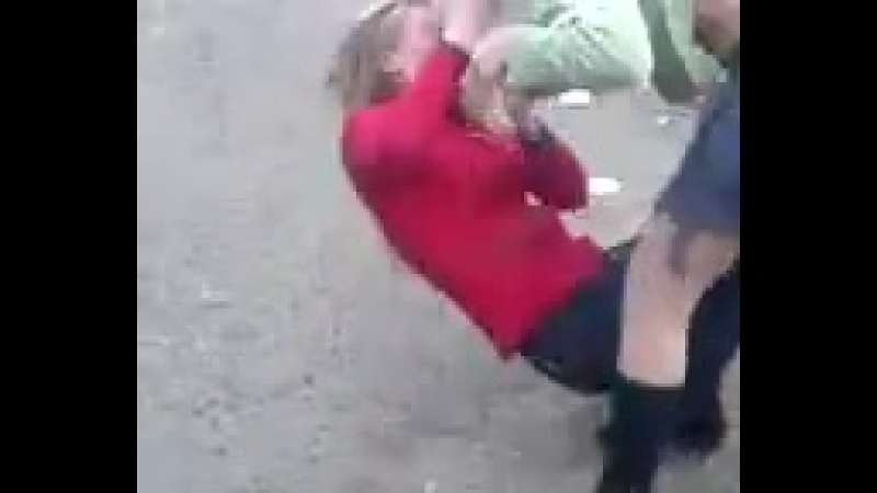 Сняла лифчик девочке во время драки уличные драки ru
