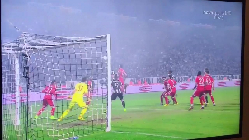 Шахов забивает гол в матче "паок" "олимпиакос"